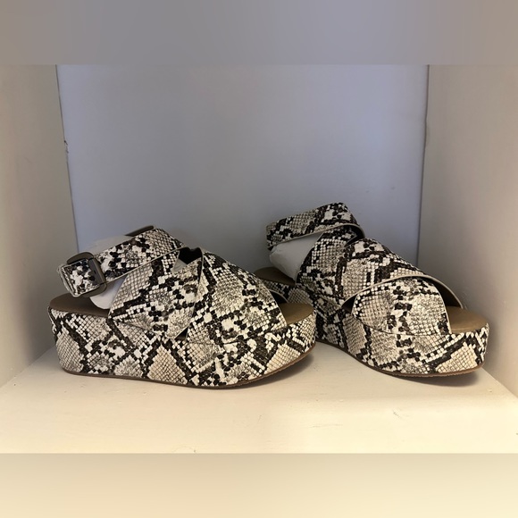 Boutique by Corkys Snakeskin print wedge - Picture 3 of 6